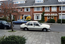 604299 Afbeelding van de geparkeerde auto (Opel Ascona) van Jaap van Straten in de Goethelaan te Utrecht.